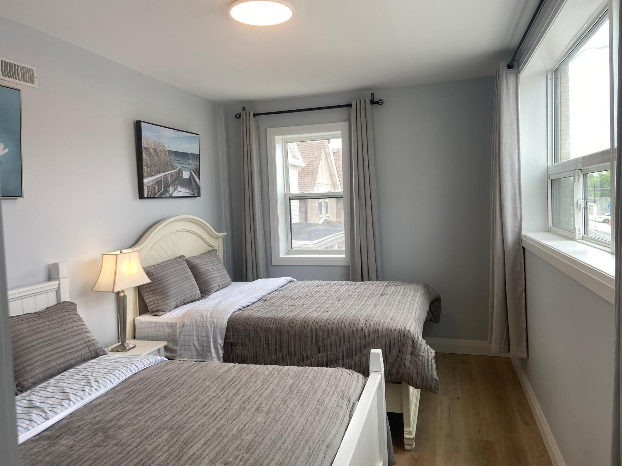 One Bedroom With Two Beds Apartment Niagara Falls